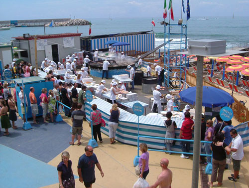 Stand gastronomici durante la Festa del Pesce a Caletta