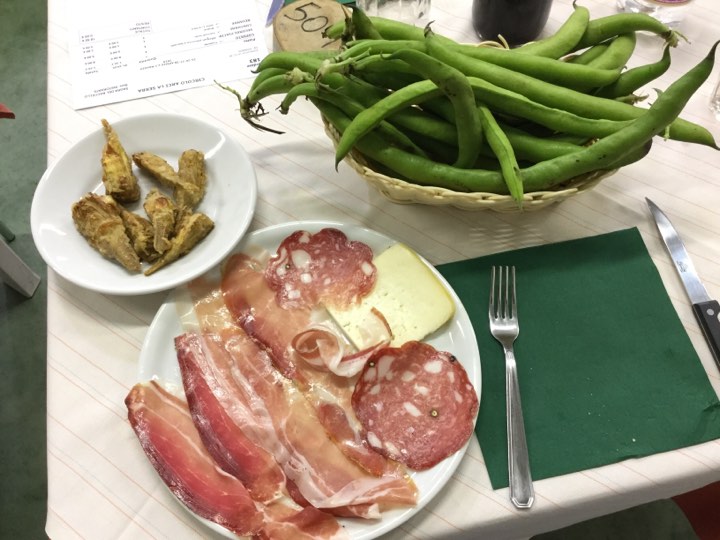 Baccelli, carciofi fritti e affettati serviti alla sagra de La Serra