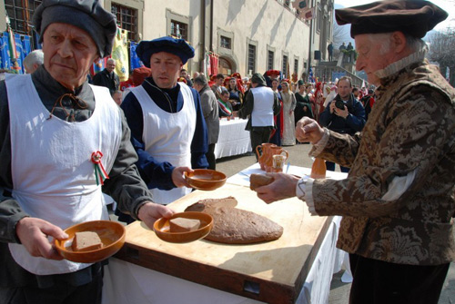 La distribuzione della Polenta durante la Festa della Polenta a Vernio