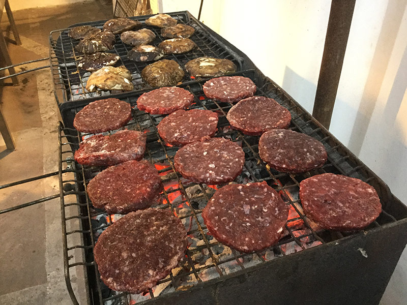 Hamburger di Chianina e cappelle di porcino sulla griglia della sagra di Castelfranco di Sotto