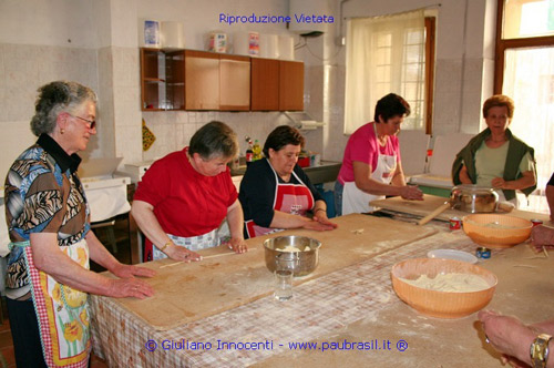 La preparazione della pasta della Sagra dei Pici di Celle sul Rigo