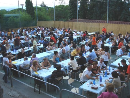 Persone a cena presso la Sagra del Papero e del Cinghiale a Cerreto Guidi