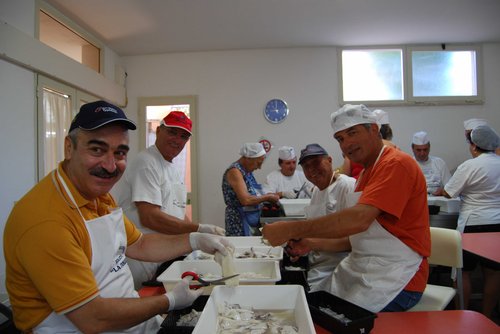La cucina durante la Sagra del Pesce di Torba