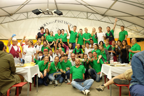 Foto di gruppo dello staff della Sagra della Pastasciutta