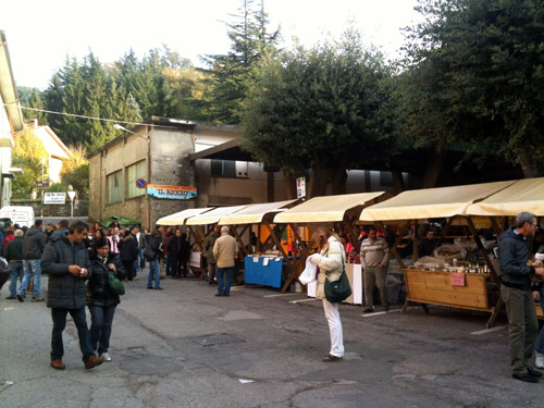 Il mercatino durante la Sagra delle Castagne a Marradi