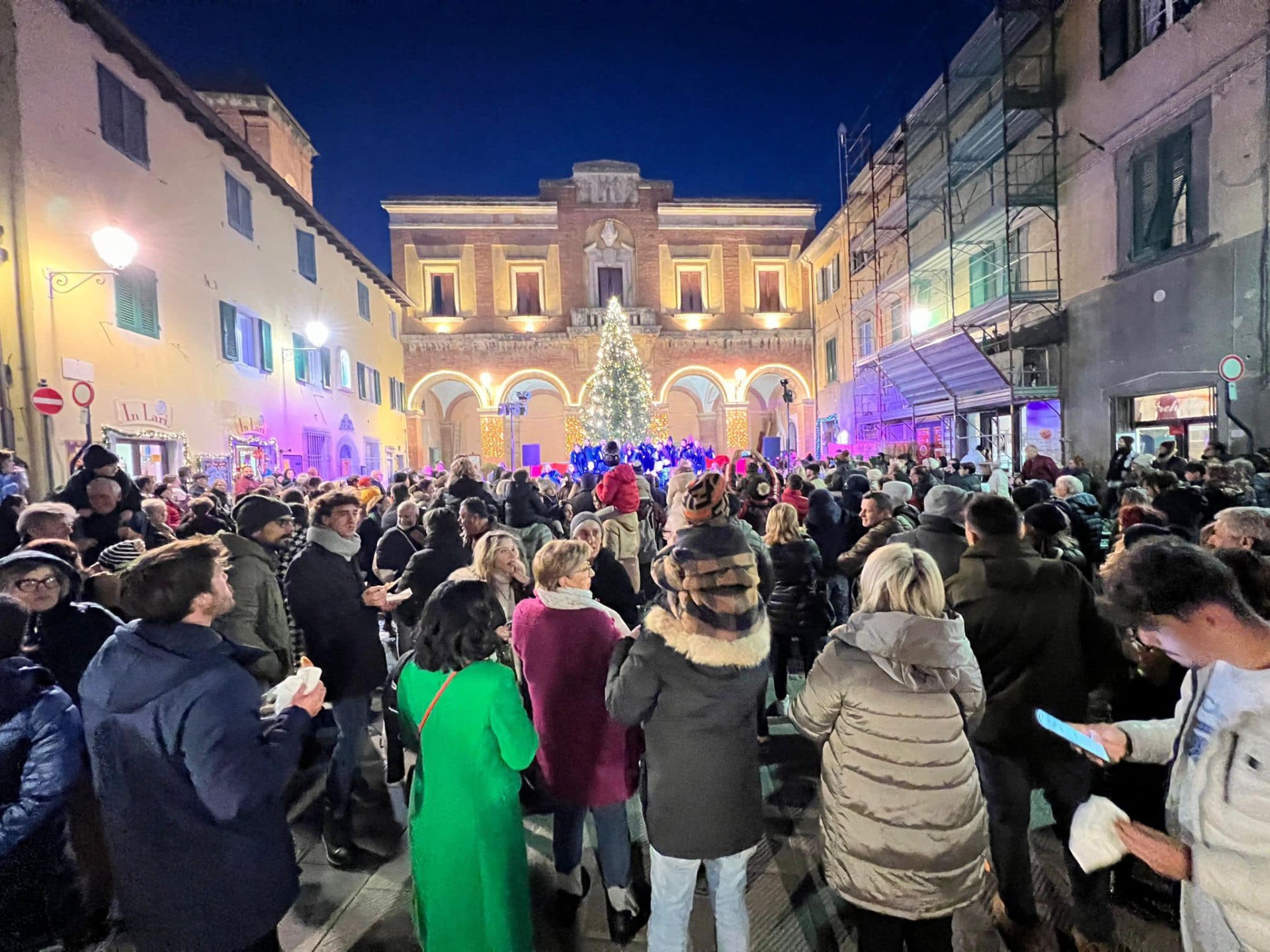 Scopri Lari aspettando il Natale