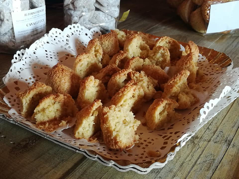 Un vassoio di amaretti santacrocesi